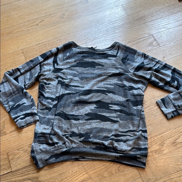 Camo Sweatshirt size large - Picture 9 of 10